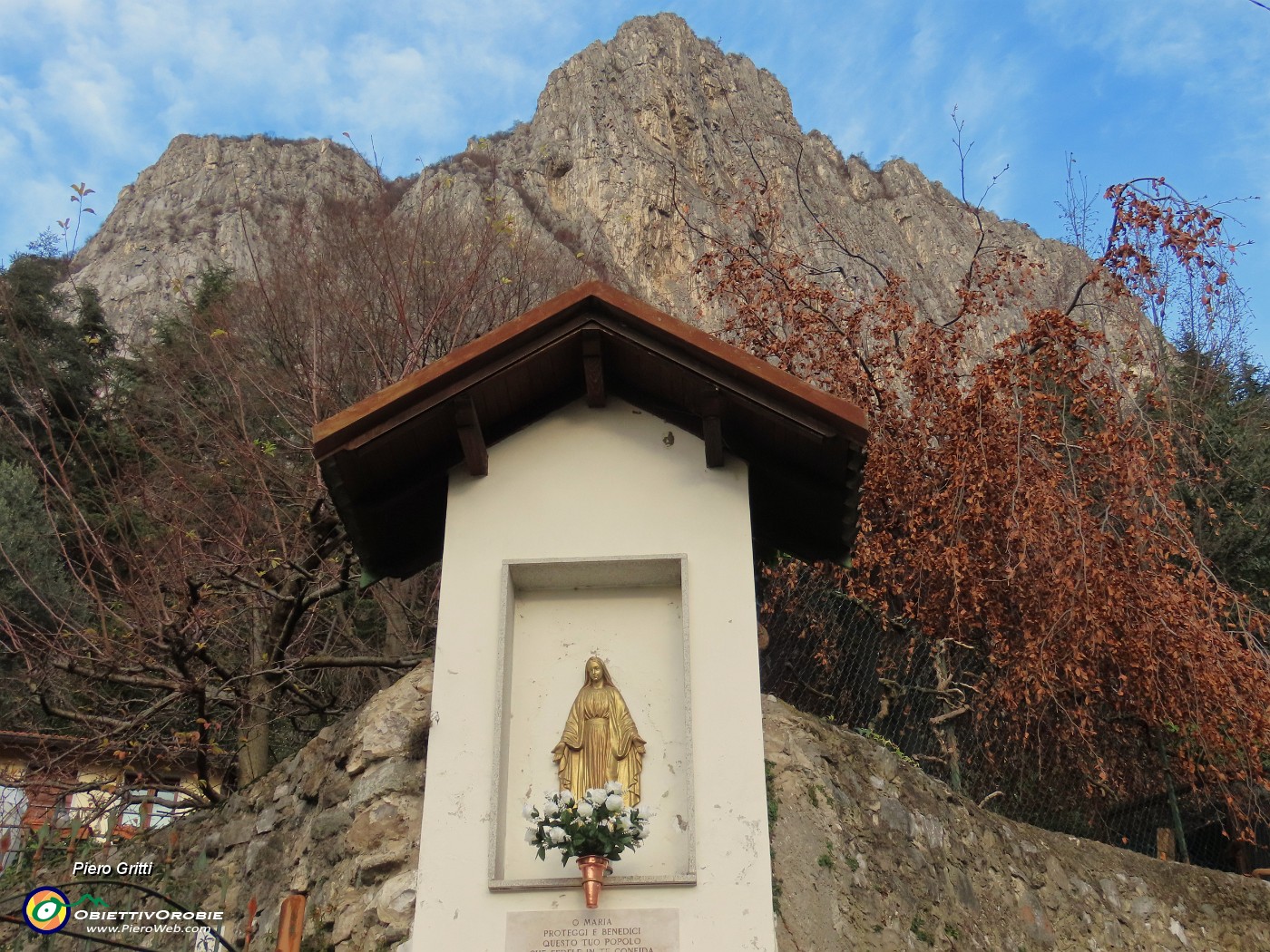 06 Cappelletta Madonna con vista sul Corno di Medale.JPG